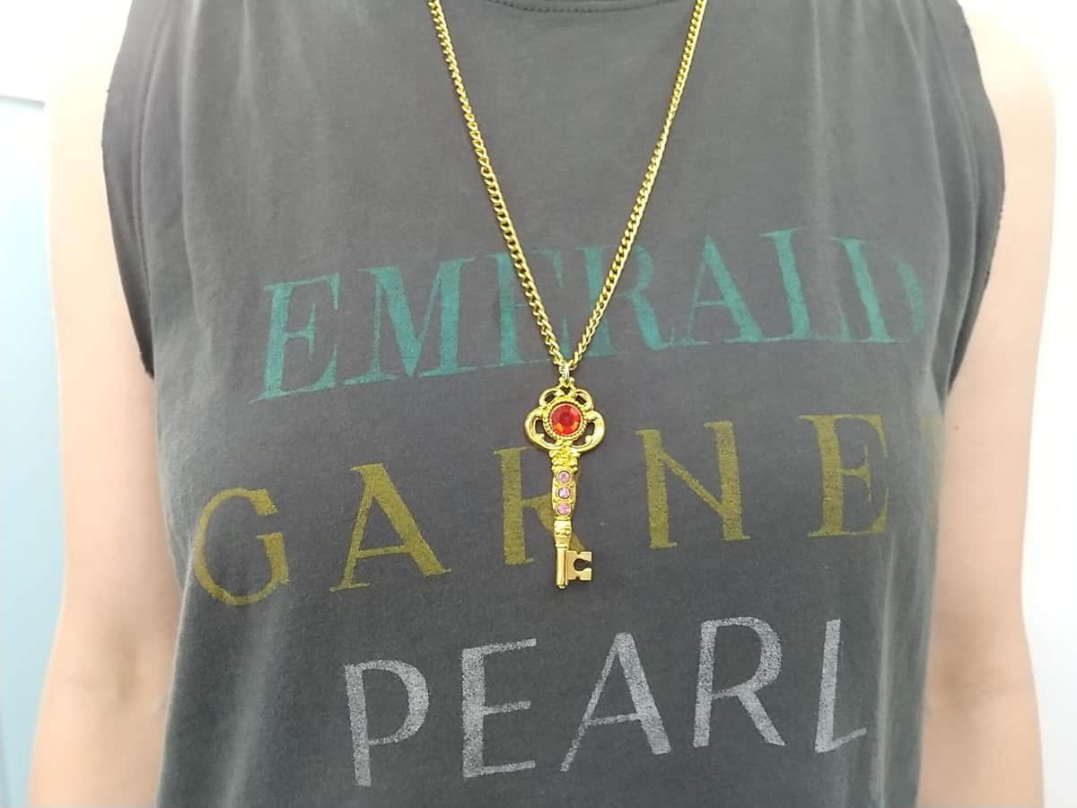 チェーンが長く、余裕をもって首にかげられる