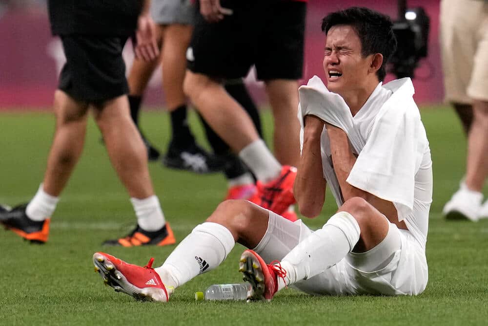 メキシコに敗れ、悔しさに涙した久保建英選手（写真：AP/アフロ）