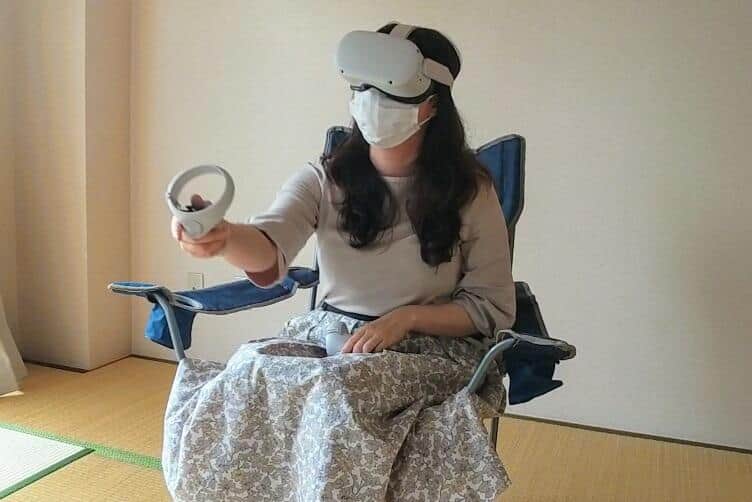 VR上で釣竿を持つ右手を前に振りかざし、いざフィッシング！