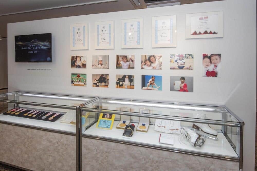 シューズや幼少期の写真なども約30点展示している