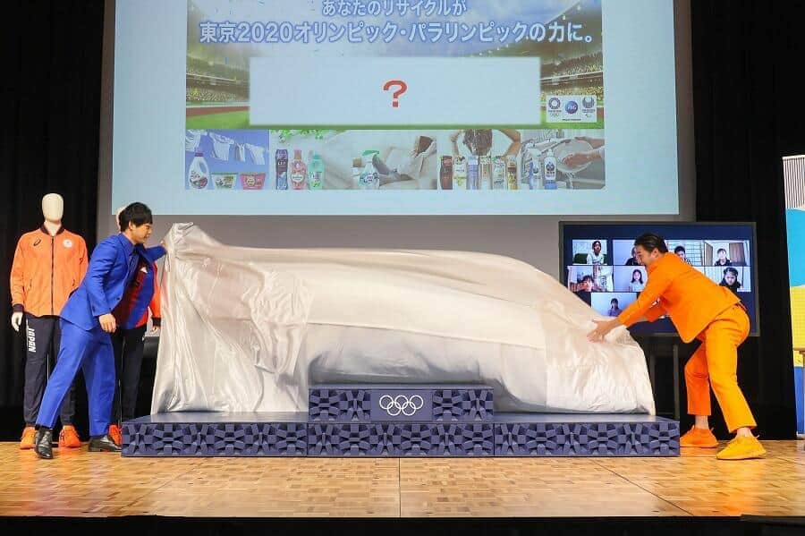 使用済みプラスチック容器を材料にした表彰台