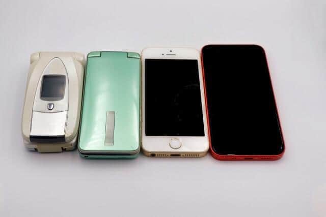 携帯電話は折り畳み式から進化してきたが　今度iPhoneが畳めるように？（画像はイメージ）