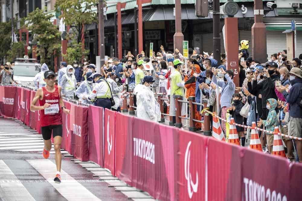 パラリンピック沿道で応援、家電量販店に行列　コロナで「密」ダメなはずなのに 