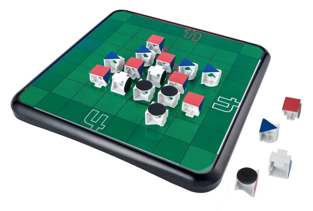 色と形の異なる立方体のオセロ石を使用　「4人対戦オセロ」