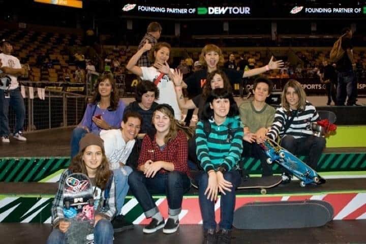 宮本コーチ（最上段右）が選手だった当時、海外大会（DEW TOUR）に出場した際の一枚