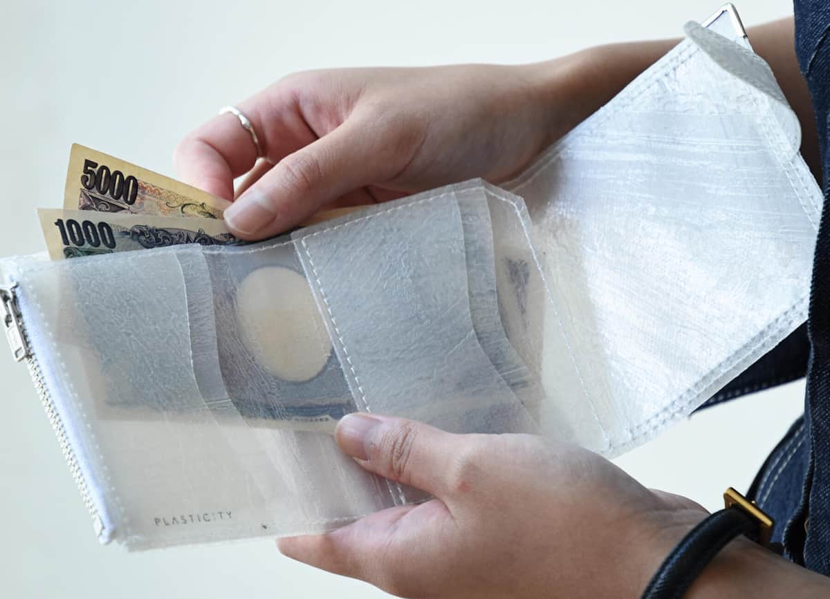 捨てられたビニール傘を再利用した「トライフォールドウォレット」