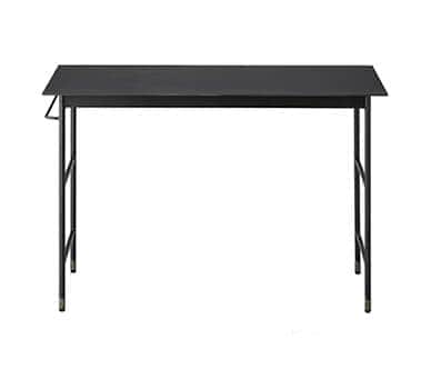 テツクリテ担当者が愛用している鉄のデスク