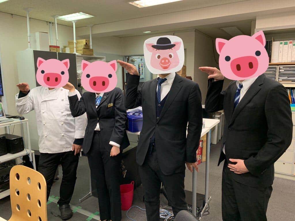 ツイッター担当者（右から二番目）と、愉快な従業員たち