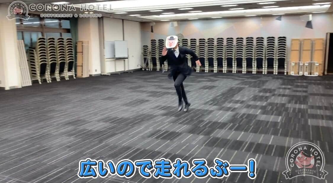 体を張って、ホテル内の魅力をアピール