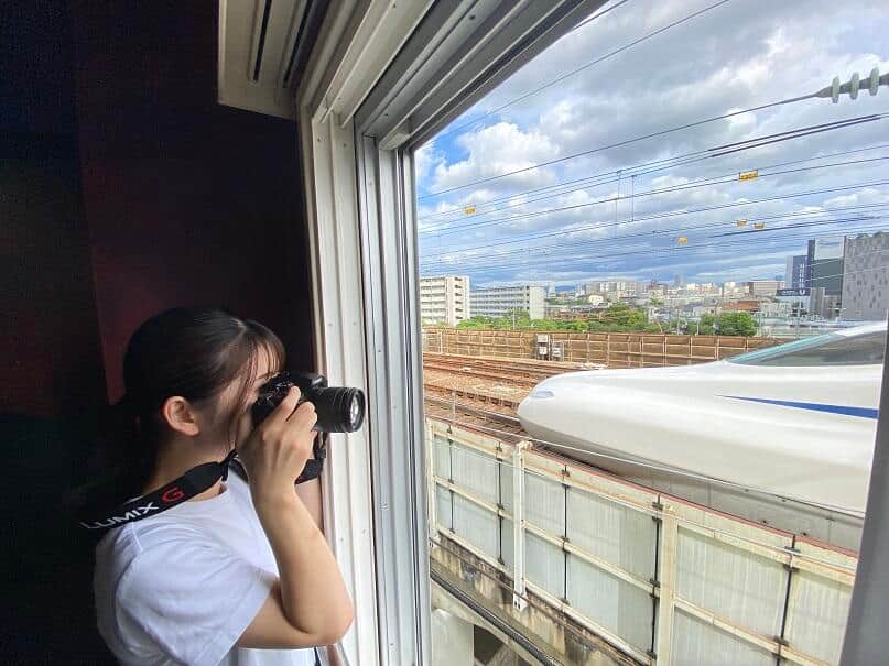 新幹線を間近で見られる立地のため、ファンにはたまらない