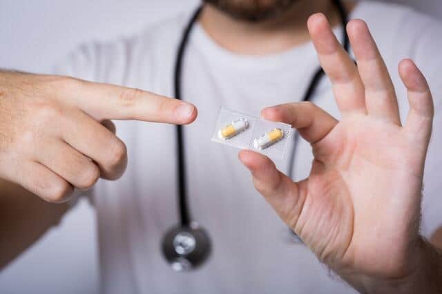 新型コロナ「飲み薬」で重症化防げる　でも「ワクチンいらない」わけじゃない