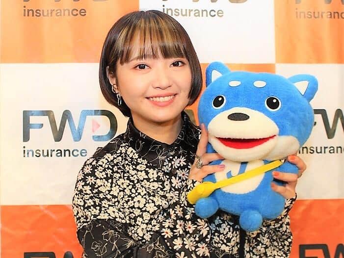 ジェイ・キャストのマスコットキャラクター「カス丸」と2ショット