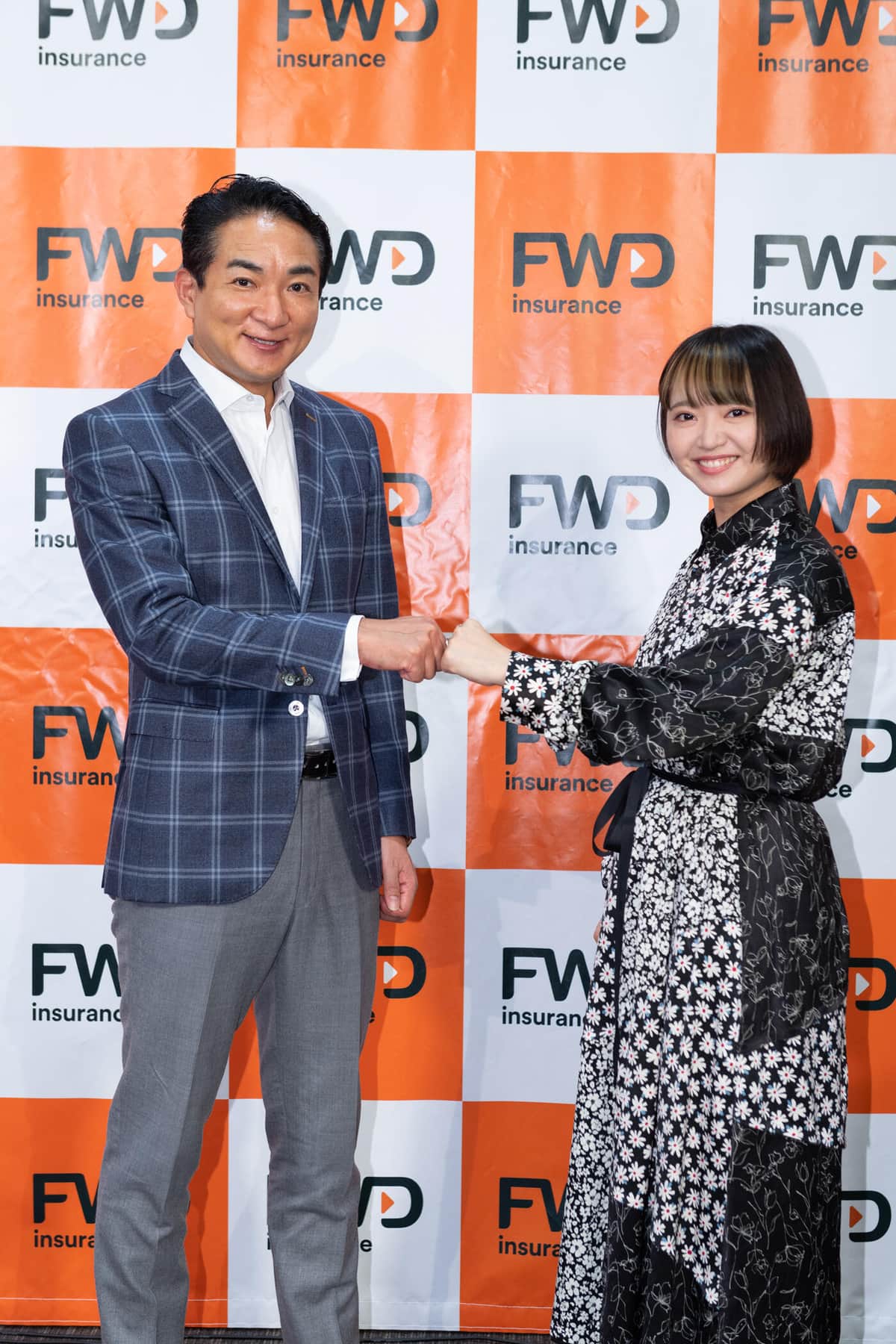 （左から）矢方さん、FWD富士生命保険・代表取締役社長兼CEO山岸英樹氏