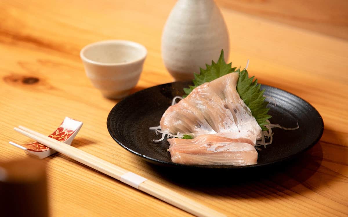 卵をふ化して大きく成長するまで一貫して管理する循環養殖を行なっている