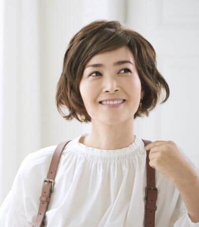 アートネイチャーの部分ウィッグ「レフィア カレン」　自然な生え際、分け目も自在に変化