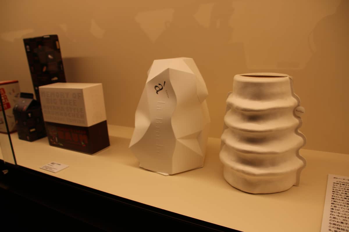 バティシエ エス コヤマのパッケージデザイン展には、思いがこもったパッケージが並ぶ
