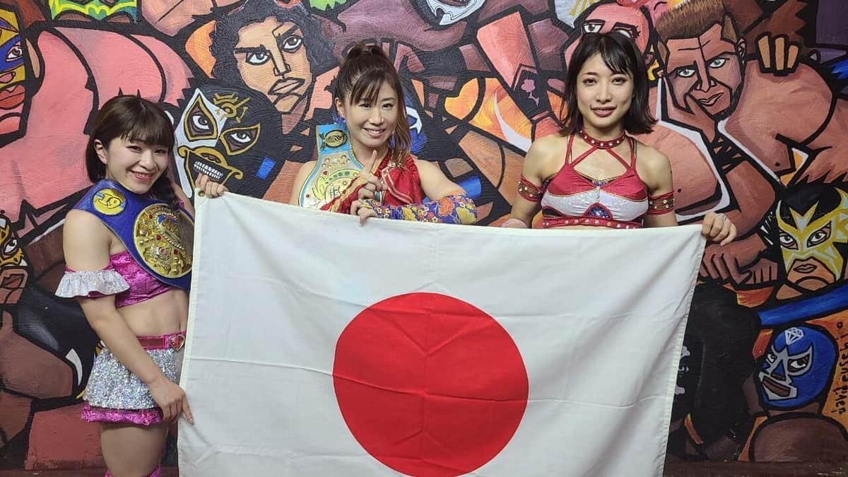 日本の国旗を持って、グアダラハラ勝利の記者会見！