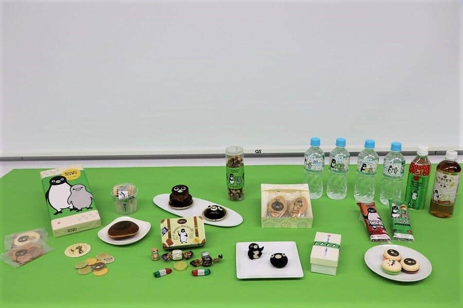 ICカード「Suica」20周年記念グッズ続々　あのペンギンがケーキ、飲料、文房具になった