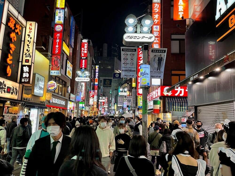 渋谷ハロウィーン復活の夜 センター街大混雑 でも歩行者の姿よく見ると J Cast トレンド 全文表示