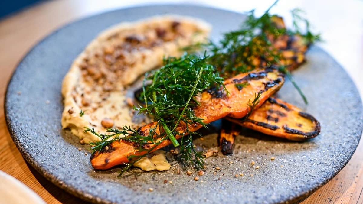 葉付き人参の薪焼き ～フムスと自家製デュカソース～