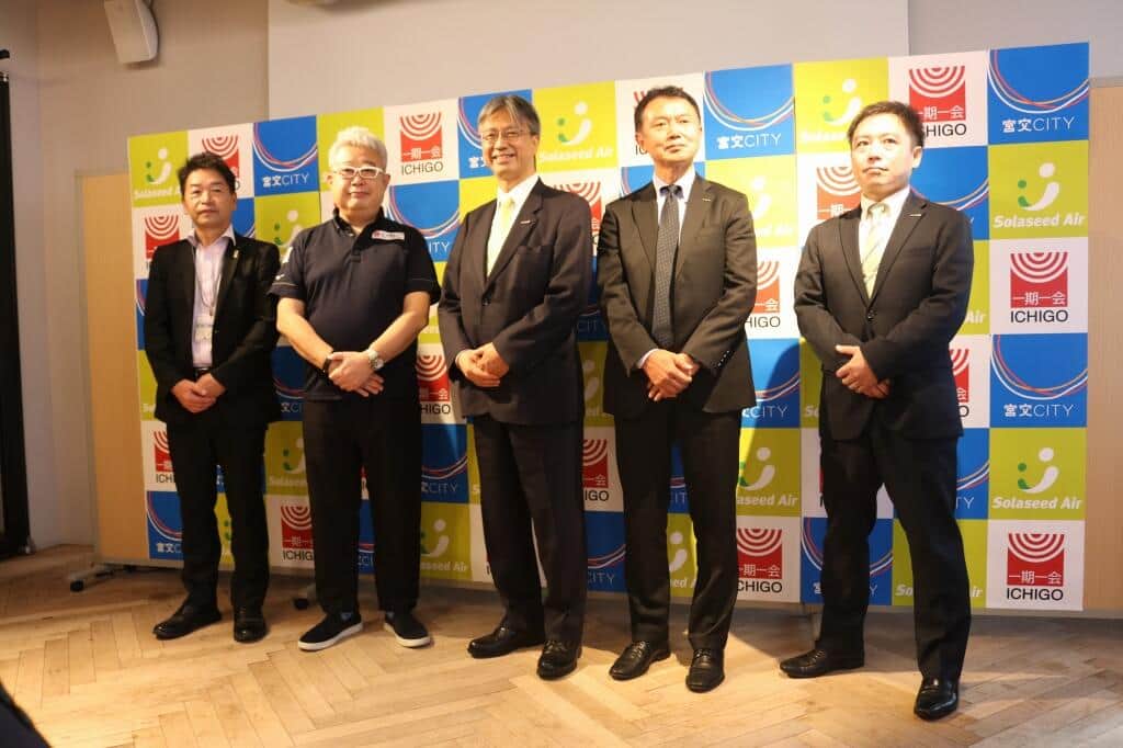 左から宮崎県 農政水産部 農業流通ブランド課　松田義信課長、いちご 取締役　執行役副社長 兼 COO 石原実氏、ソラシドエア 髙橋宏輔取締役社長、旭化成 マーケティング＆イノベーション本部 食農プロジェクト上山健治プロジェクト長、ソラシドエア 運送本部 新規事業推進室　池田明史室長