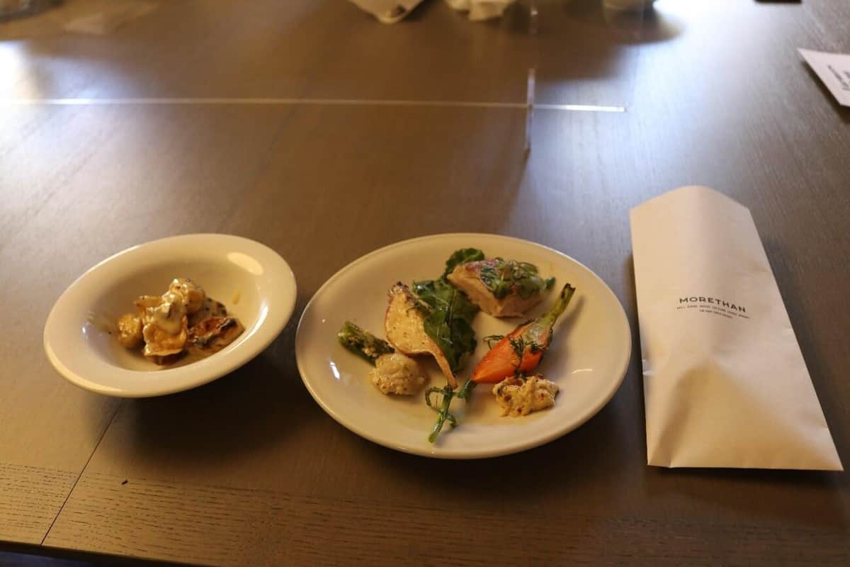 提供されるメニューを試食した