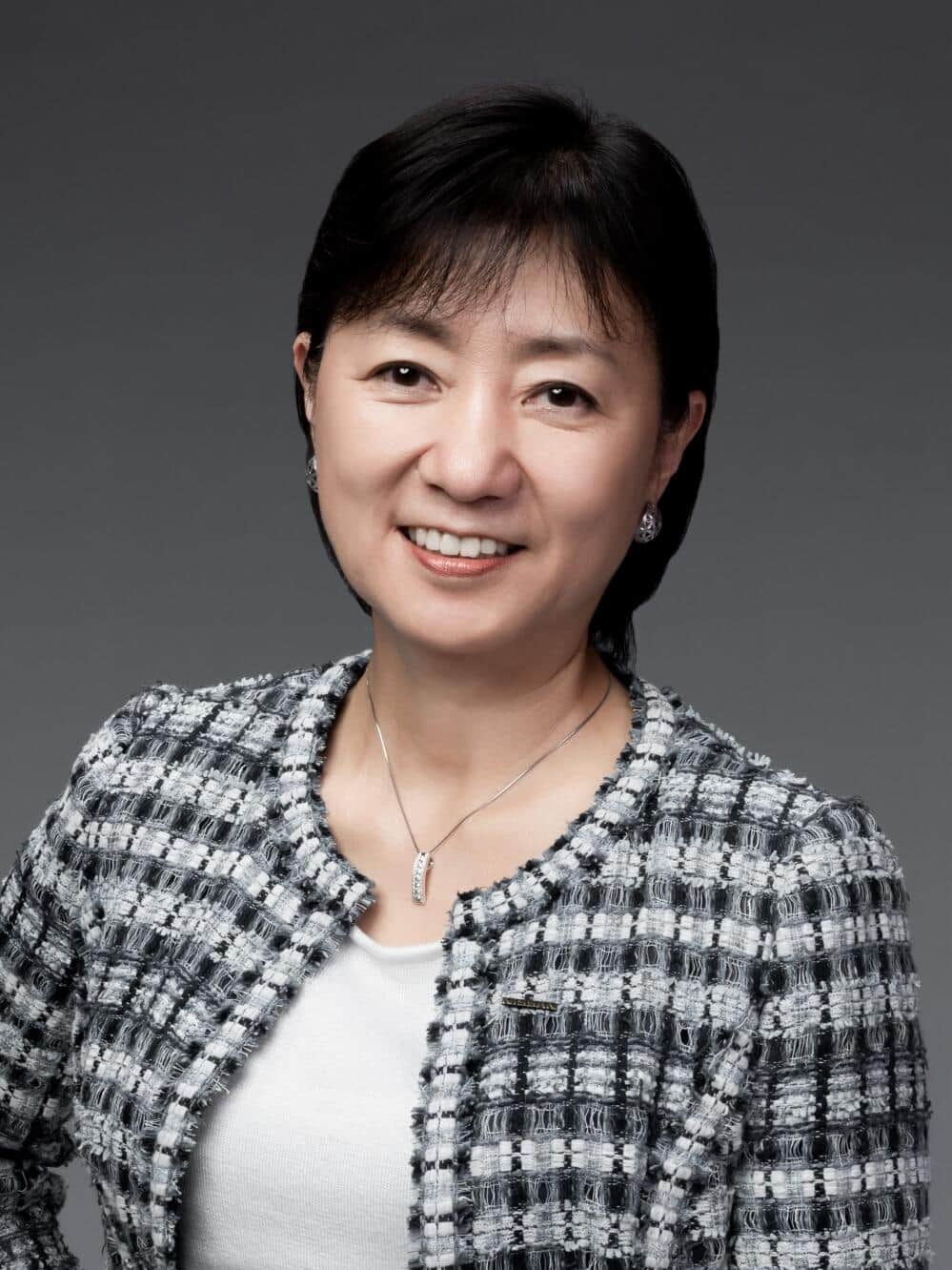 星野朝子副社長（プロフィール写真）