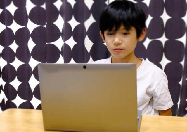 「GIGAスクール構想」により1人1台のパソコンが整備されているが（写真はイメージ）