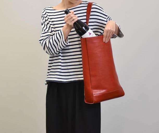 「レッザボタニカ・ビーノ」をレザーに採用したバッグ