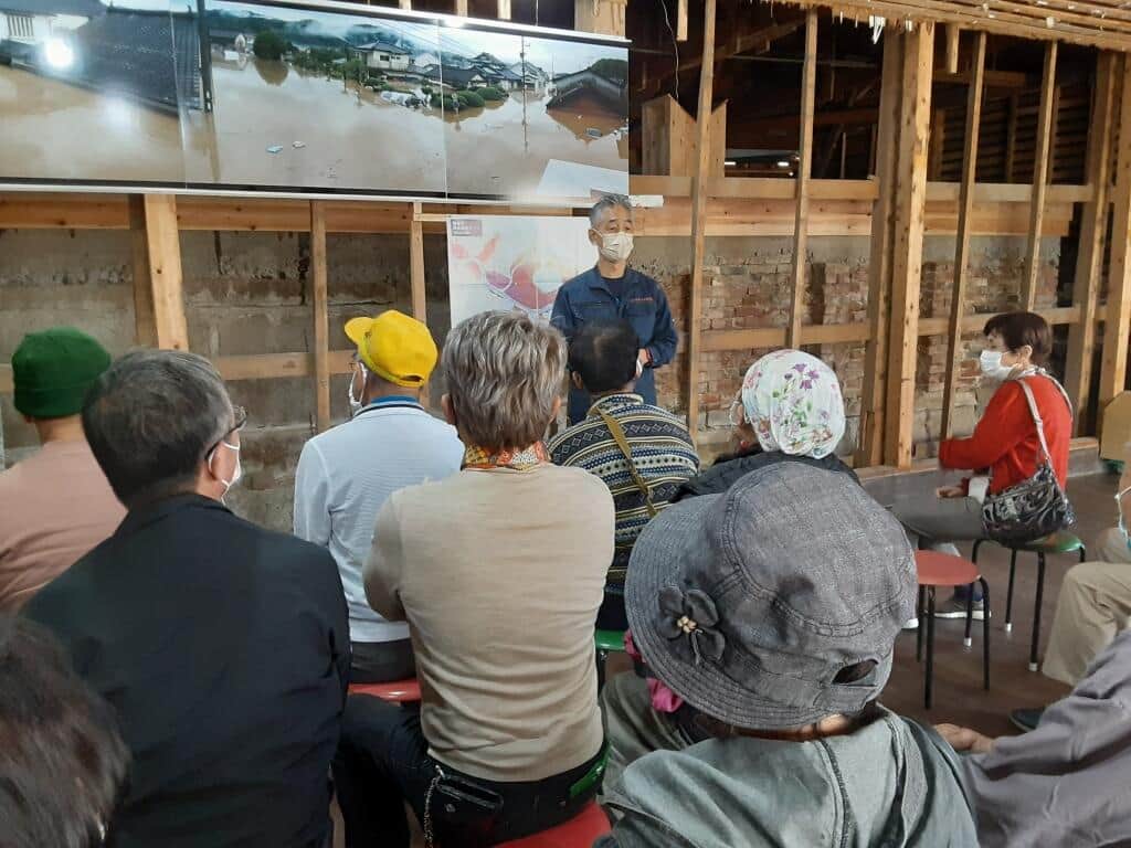 人吉市・大和一酒造元を訪れたツアー一行（写真提供：宮川和夫さん）
