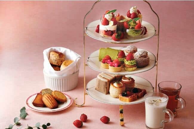 「苺とピスタチオのアフタヌーンティー」　トライフルにモンブラン、チョコタルトも