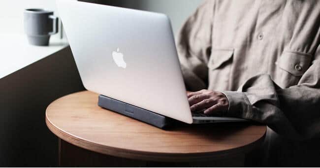 サステナブルレザーを使ったパソコンスタンド