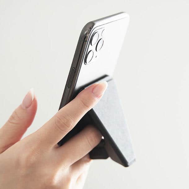 スマートフォン用落下防止リングと縦横に自立するスタンドの2つの機能を兼ね備える
