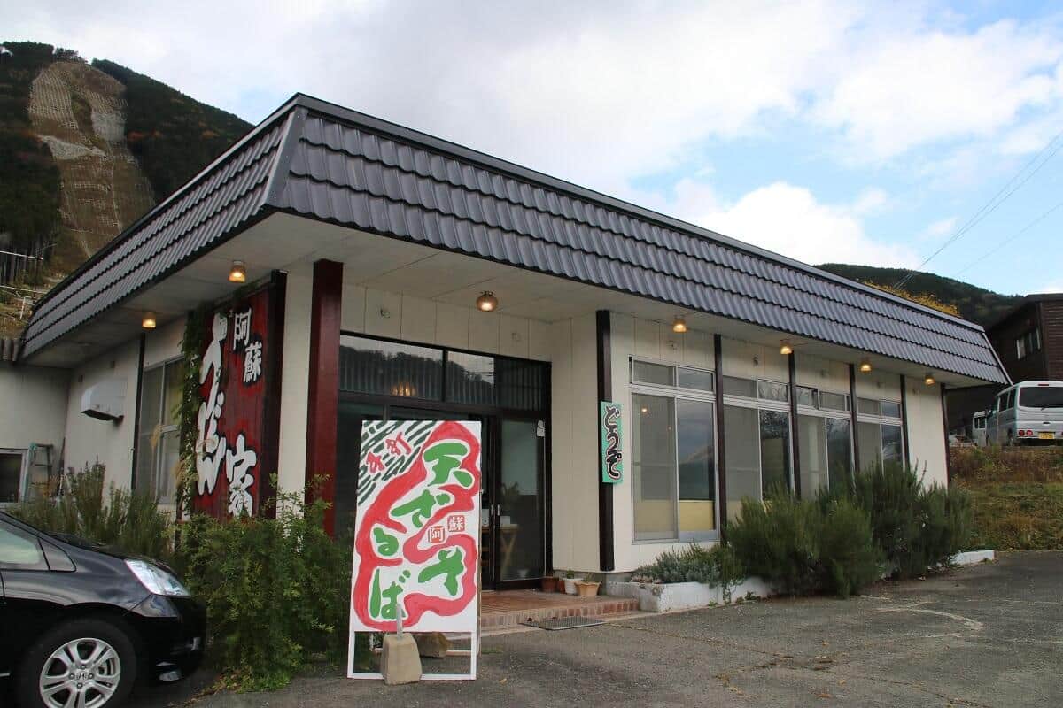 国道57号沿い、新・阿蘇大橋近くで営業中