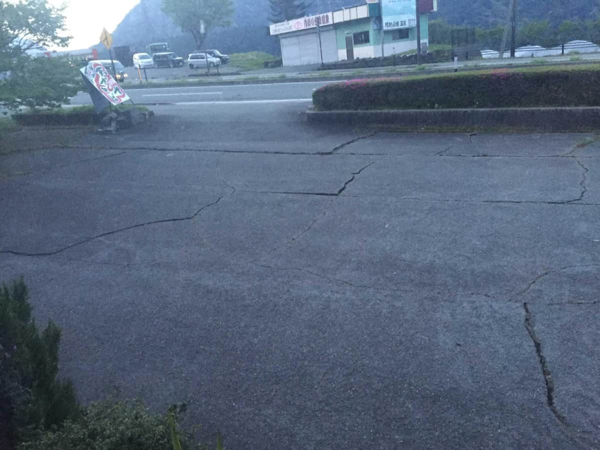 店前にある駐車場に入った亀裂（2016年4月当時）