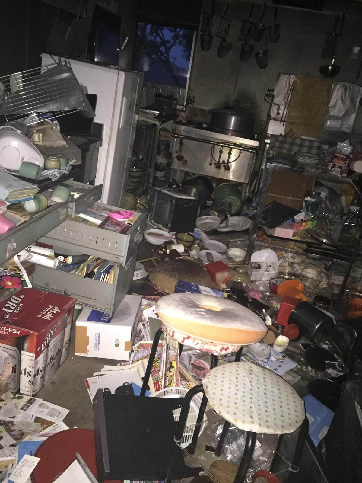 厨房内には食器、調理器具が散乱した（2016年4月当時）
