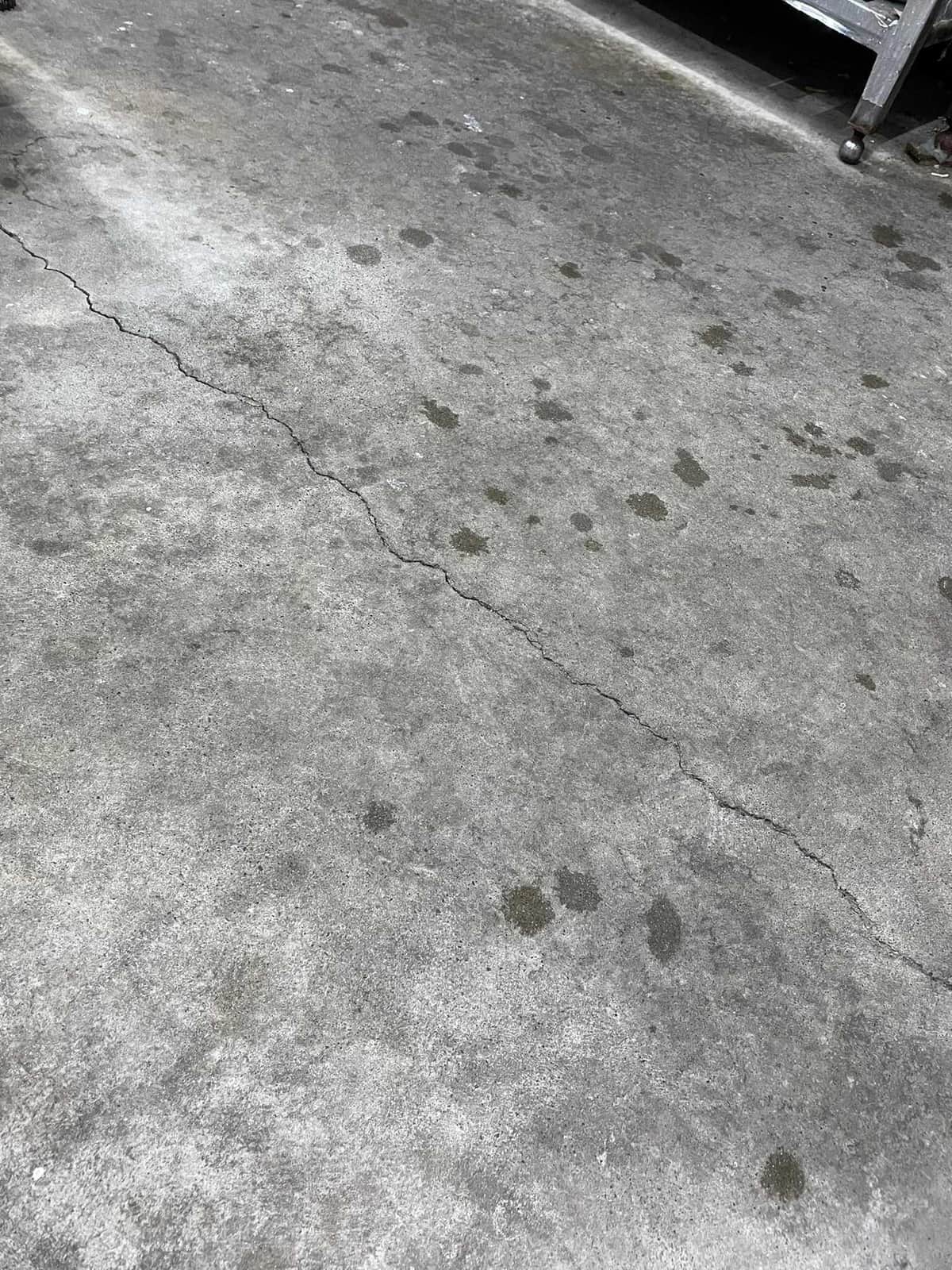 厨房床には現在もヒビが入っているという