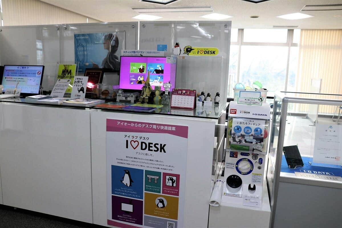 いおたろグッズがずらりと並ぶ、アイ・オー・データ機器の受付