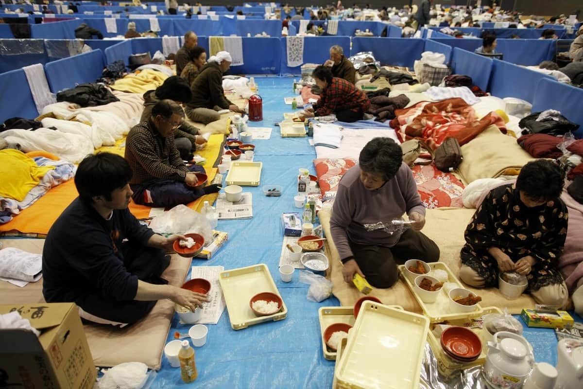 東日本大震災での避難所生活。2011年3月31日、宮城県気仙沼市（写真：ロイター アフロ）