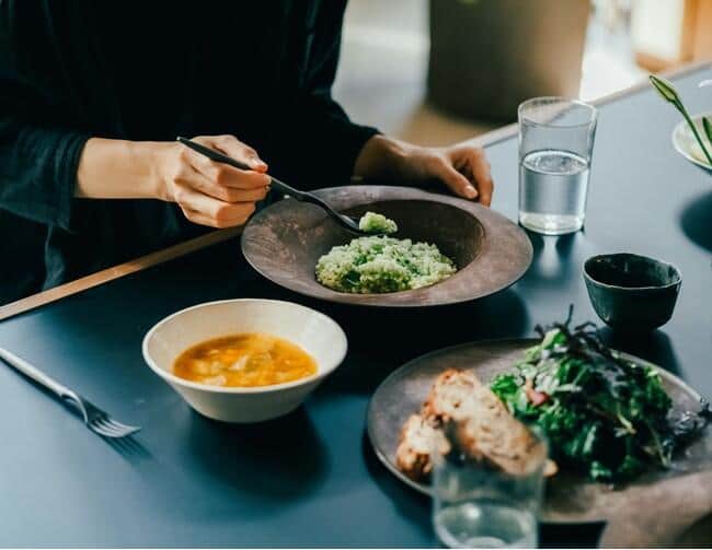 「杉皮シリーズ『ARAS 大皿ウェーブ 杉皮』、『ARAS 深皿スクープ 杉皮』、『ARAS 小皿スロープ 杉皮』」