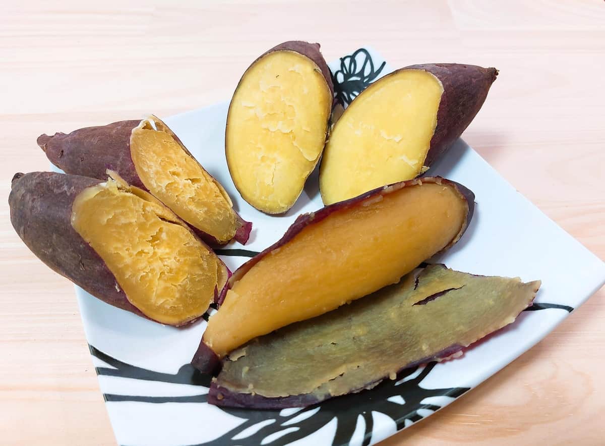 トースターで焼いたもの（右奥）、アイラップでレンチンしたもの（左）、炊飯器で「炊飯」したもの（右手前）