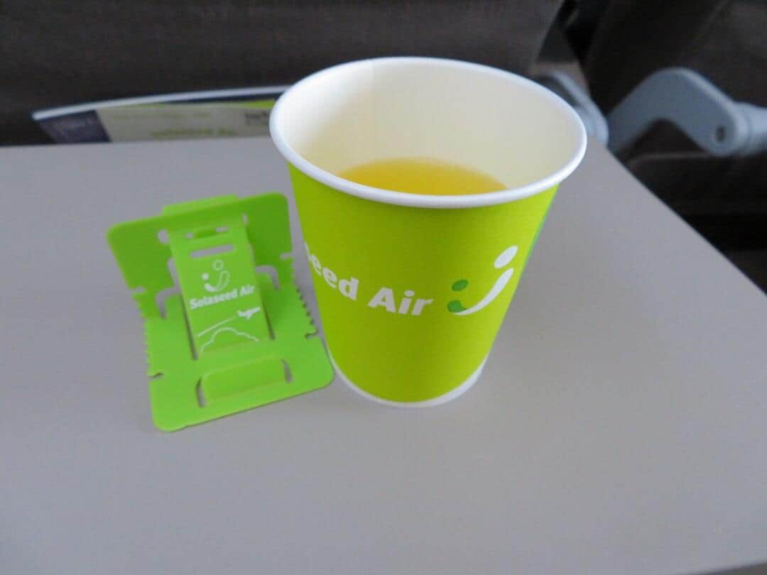 スマホスタンドをもらい、機内で動画観賞を楽しんだ