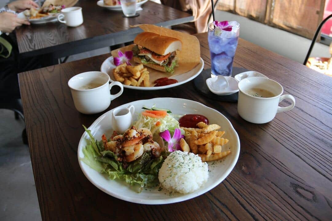 ランチは味もボリュームも大満足の「BYS」で。サンドイッチは、トッピングやソースを組み合わせてオリジナルの味が楽しめる。全部乗せにした