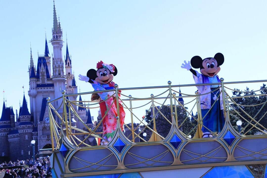 和服姿のコスチュームを着たミッキーマウスとミニーマウスがフロートの上から新年のご挨拶