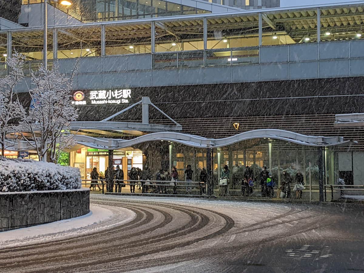 武蔵小杉駅前では夕方、タクシー待ちの客が列をなしていた