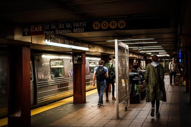 ニューヨーク地下鉄では、運行の必要人員が確保できず一部運休する事態に