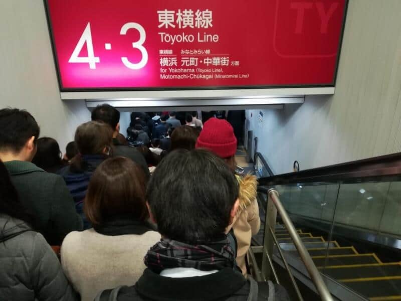 雪で東急東横線のダイヤが乱れ、ごった返す渋谷駅（2018年1月22日夕、編集部撮影）