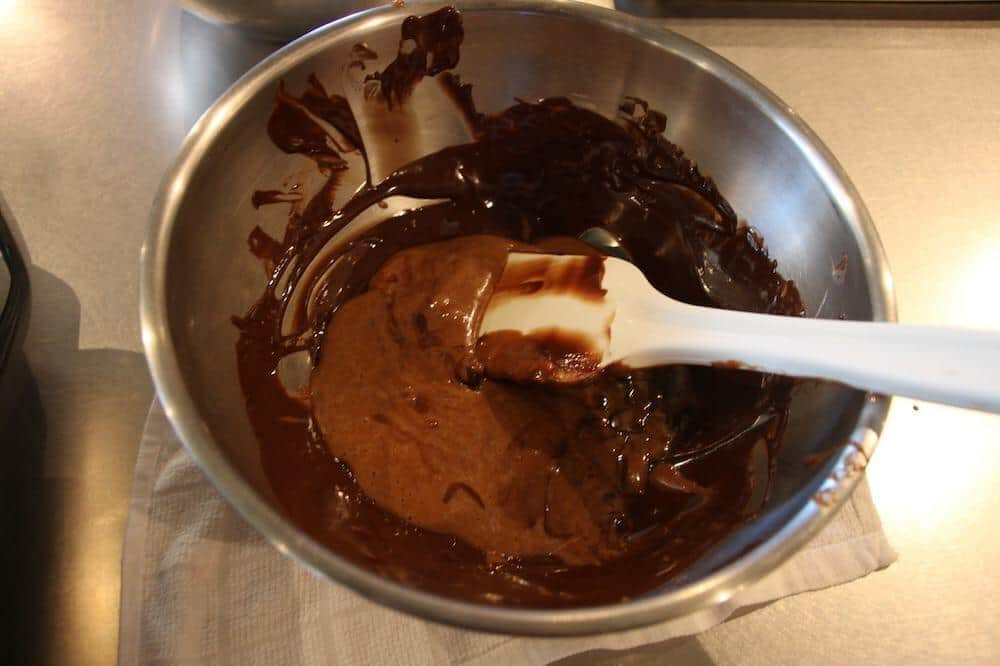 今度はチョコと生地を混ぜていくよ