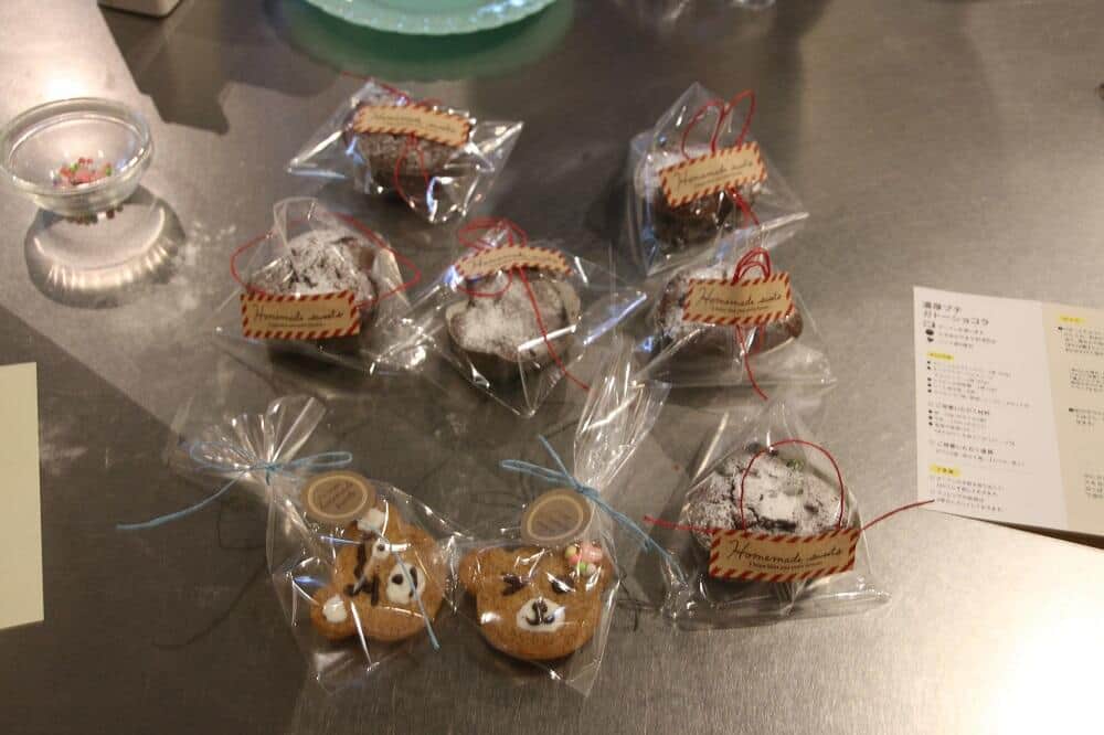 焼き上がりを待つ間はクッキーにチョコで絵を描いた