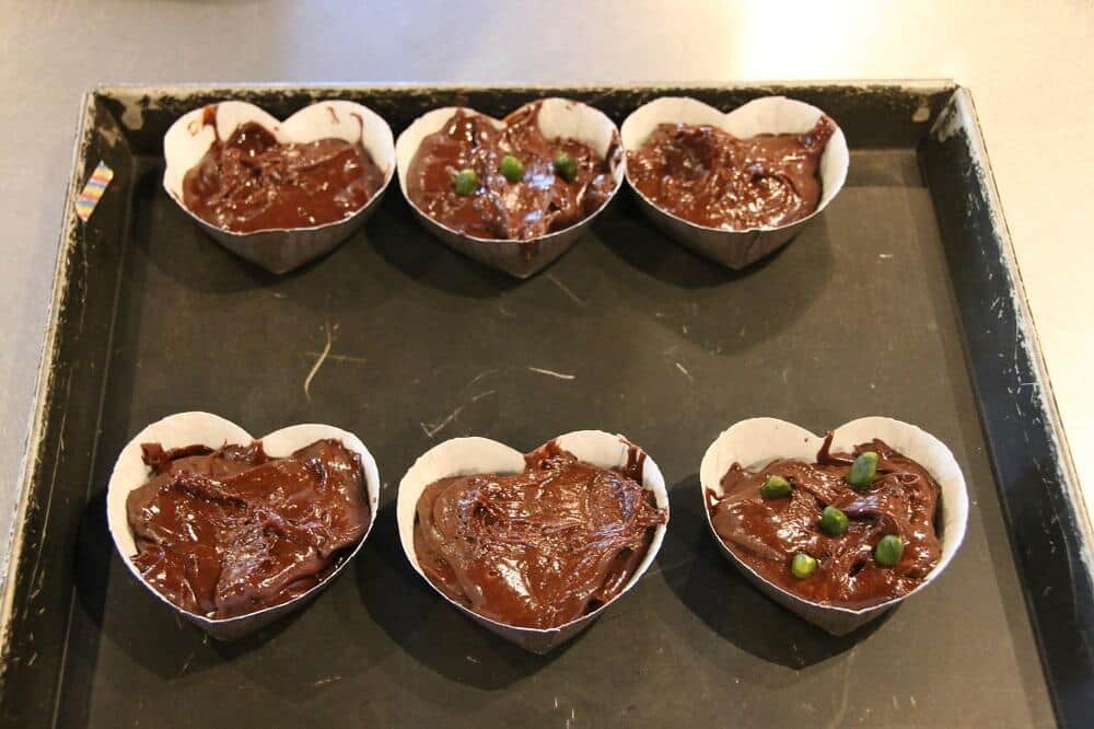 焼き型にいれていく